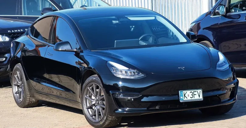 samochody osobowe Tesla Model 3 cena 122000 przebieg: 30000, rok produkcji 2019 z Wieleń